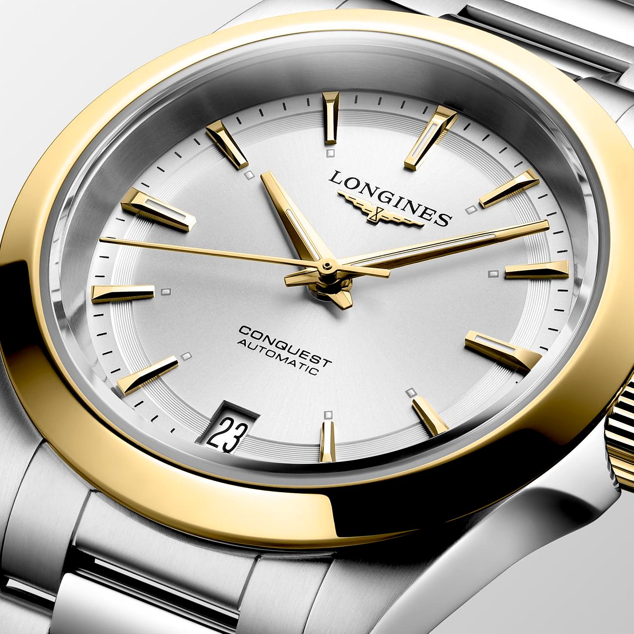 Nahaufnahme einer Longines Damenuhr aus Edelstahl mit goldenem Gehäuse. Das silberne Zifferblatt hat goldene Zeiger.