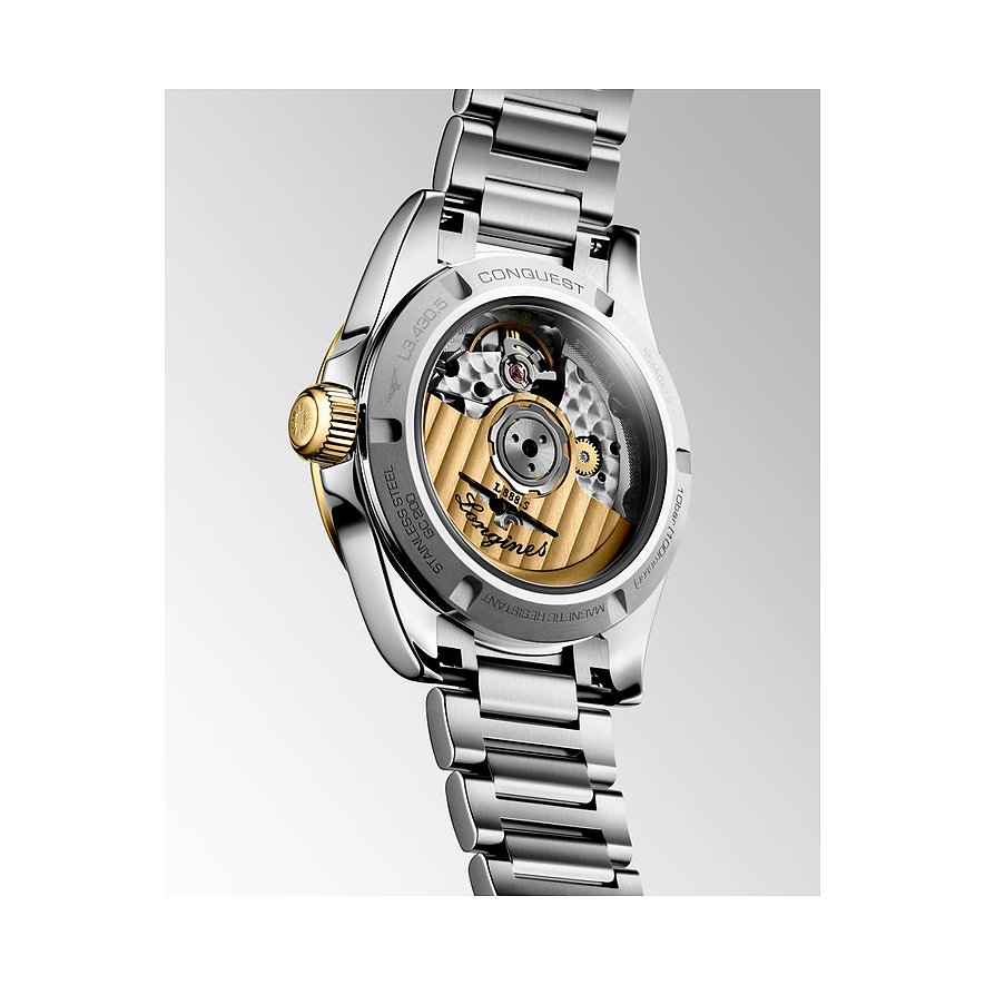 Rückansicht der Longines Damenuhr aus Edelstahl mit sichtbarem Uhrwerk und einer goldenen Krone und Kurbel.