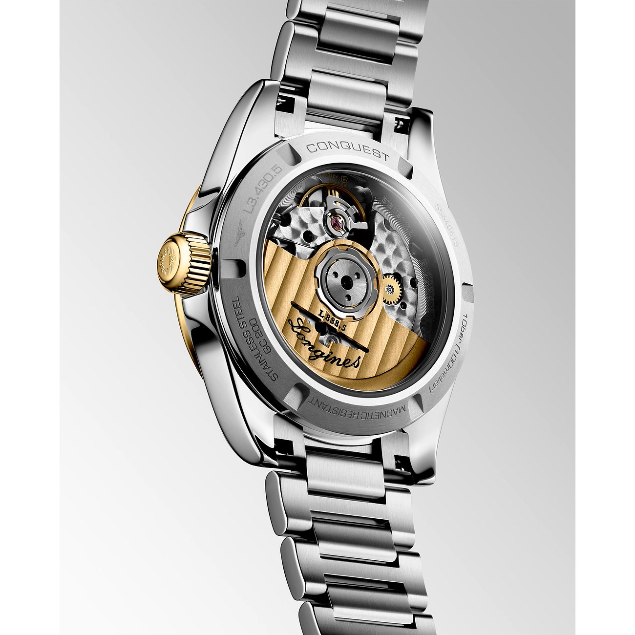 Rückansicht der Longines Damenuhr aus Edelstahl mit sichtbarem Uhrwerk und einer goldenen Krone und Kurbel.