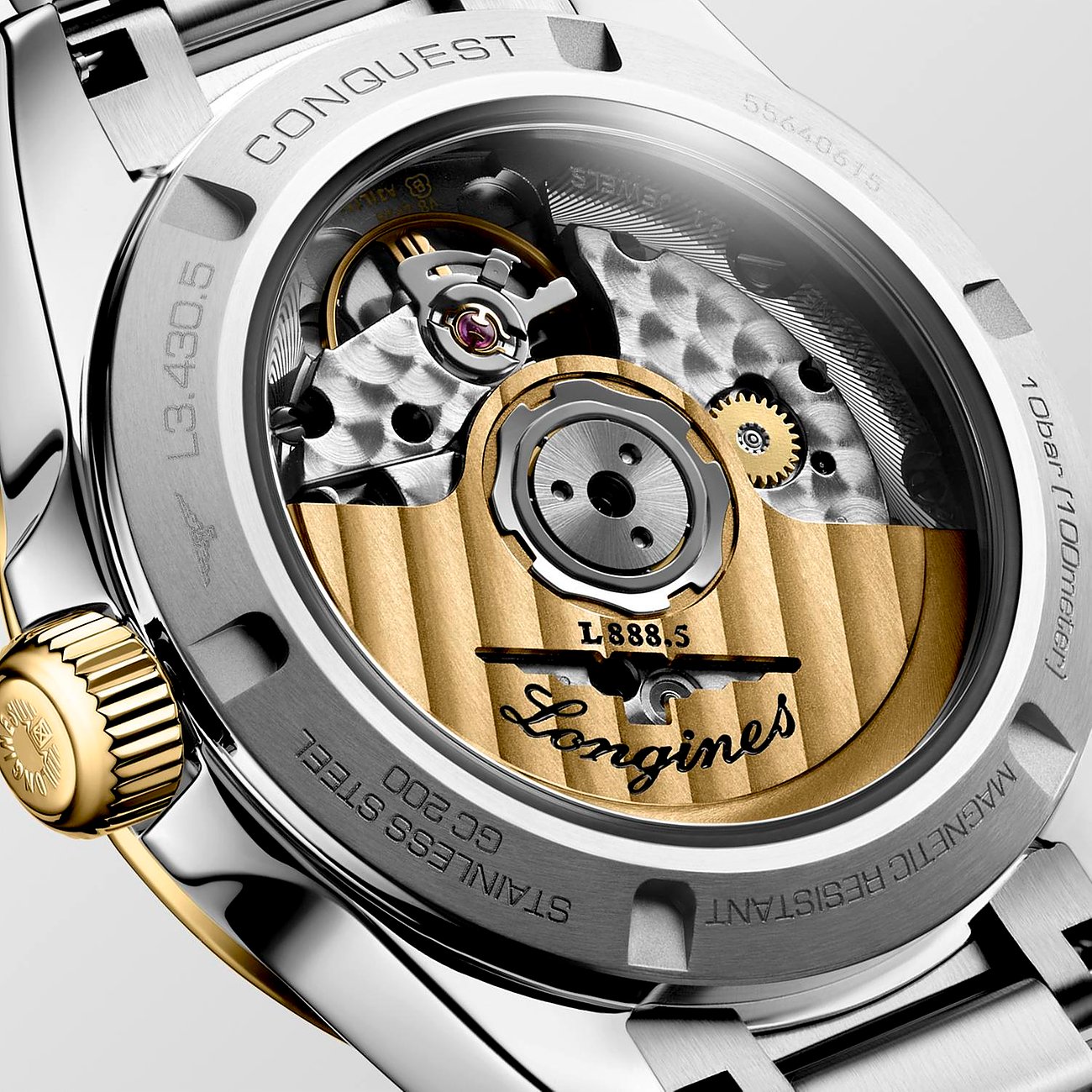 Rückansicht der Longines Damenuhr aus Edelstahl mit sichtbarem Uhrwerk und goldenem Longines Logo.