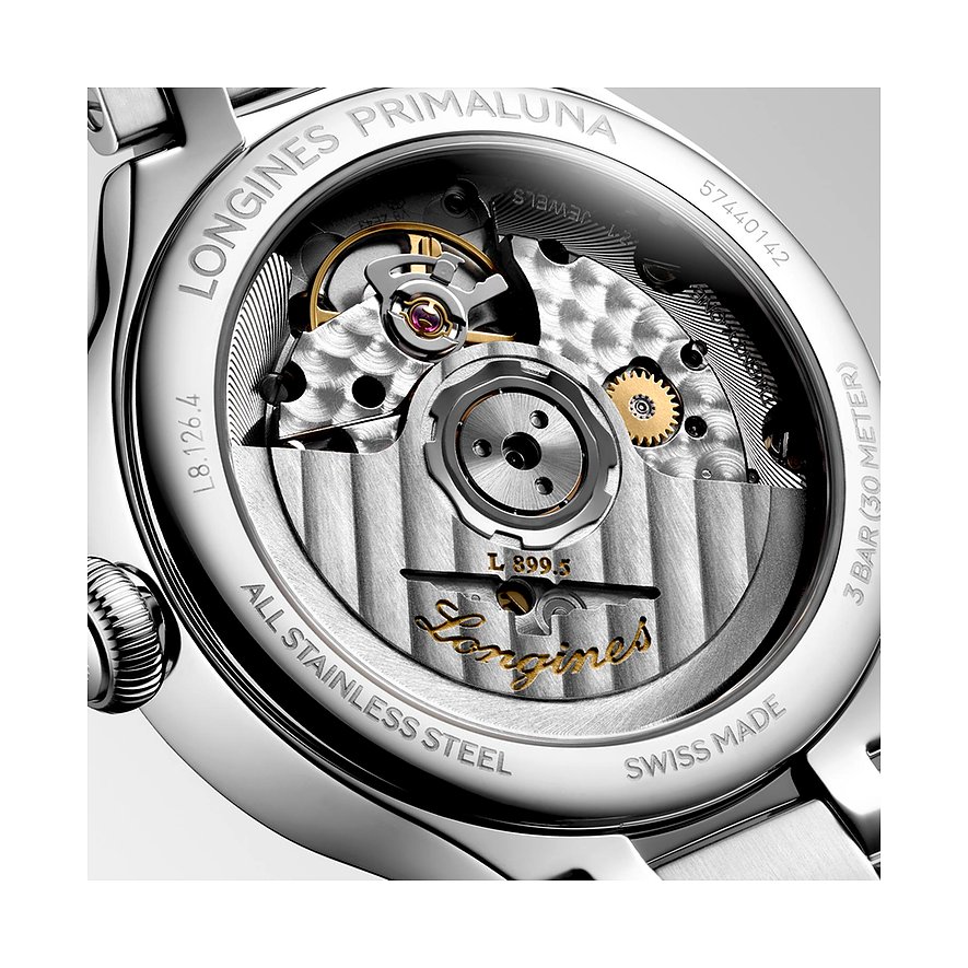 Nahaufnahme des Uhrwerks einer Longines Damenuhr aus Edelstahl mit sichtbaren Zahnrädern und „Swiss Made“-Gravur.