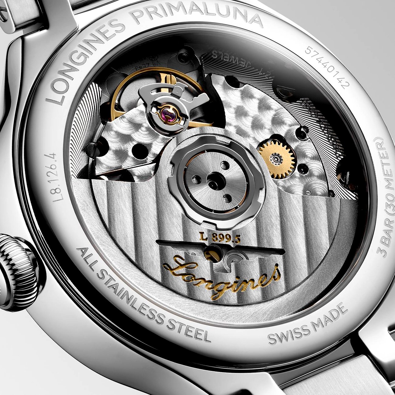 Nahaufnahme des Uhrwerks einer Longines Damenuhr aus Edelstahl mit sichtbaren Zahnrädern und „Swiss Made“-Gravur.