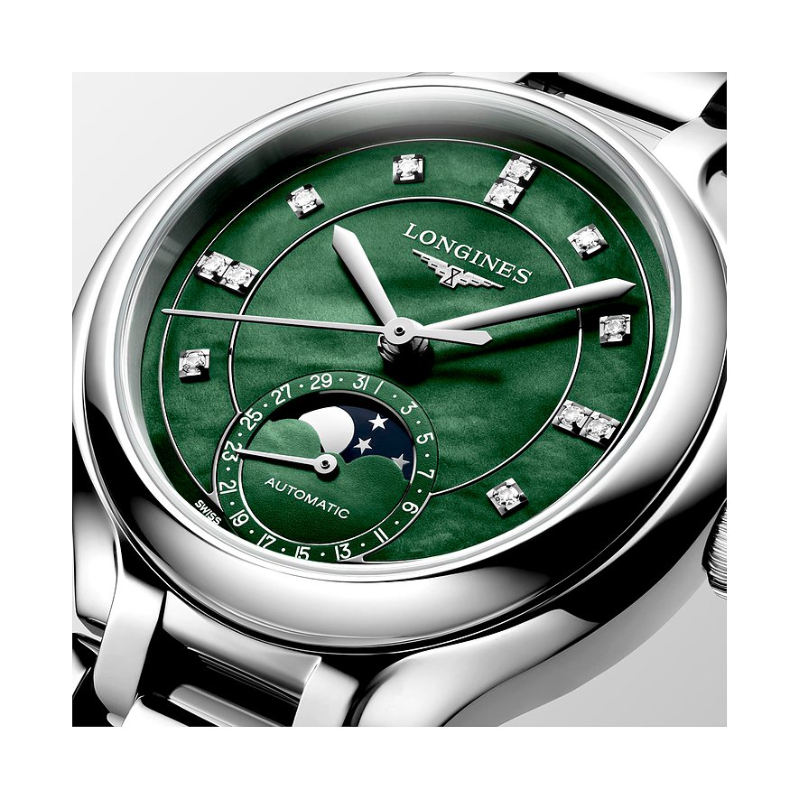 Nahaufnahme der Longines Damenuhr aus Edelstahl mit leuchtend grünem Zifferblatt und funkelnden Diamanten.