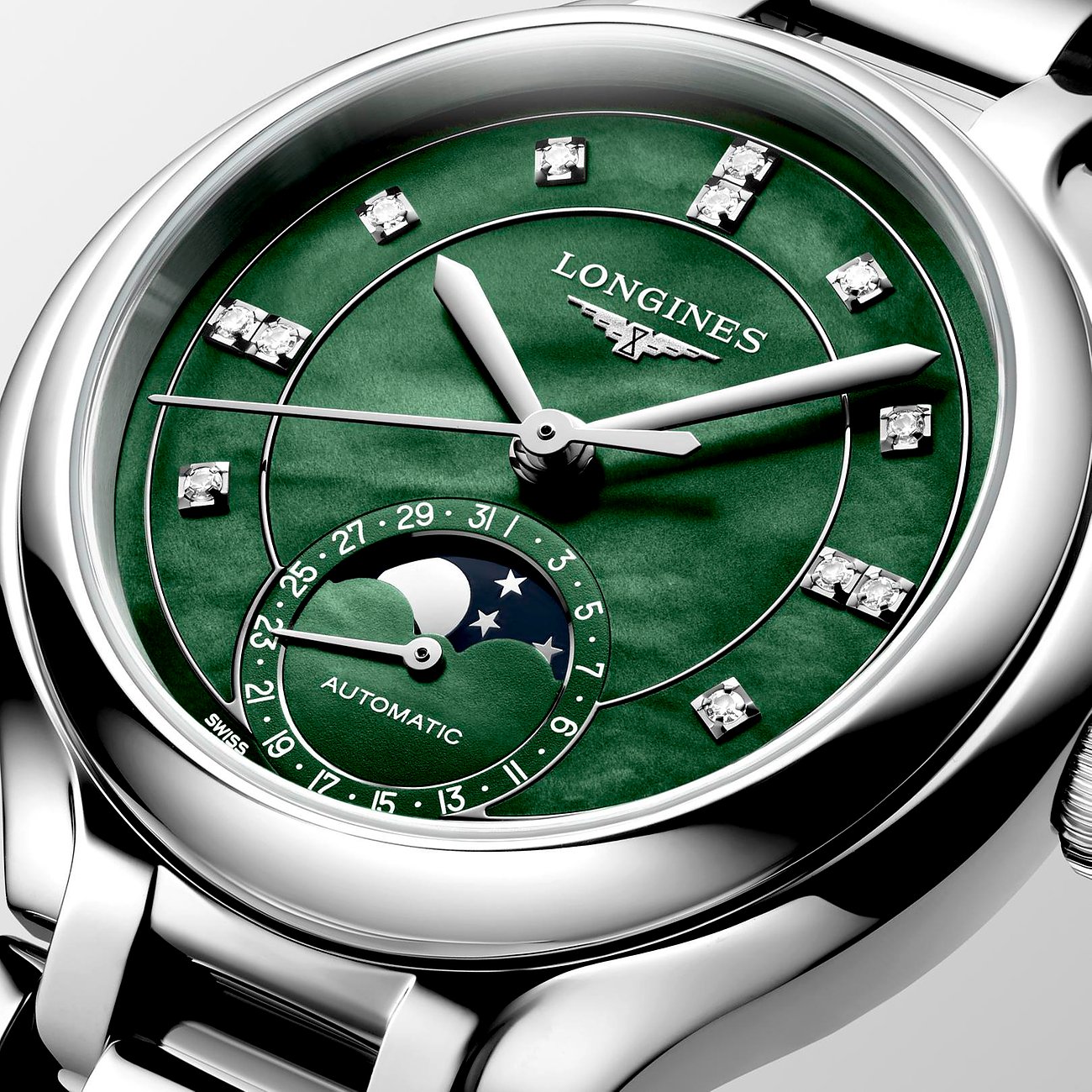 Nahaufnahme der Longines Damenuhr aus Edelstahl mit leuchtend grünem Zifferblatt und funkelnden Diamanten.