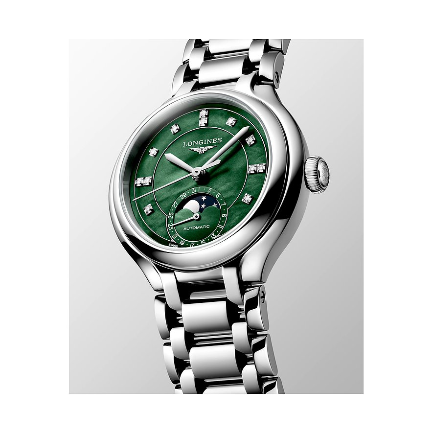 Longines Damenuhr aus Edelstahl mit Diamanten und grünem Zifferblatt schr r r egt gef r r egt von der Seite.