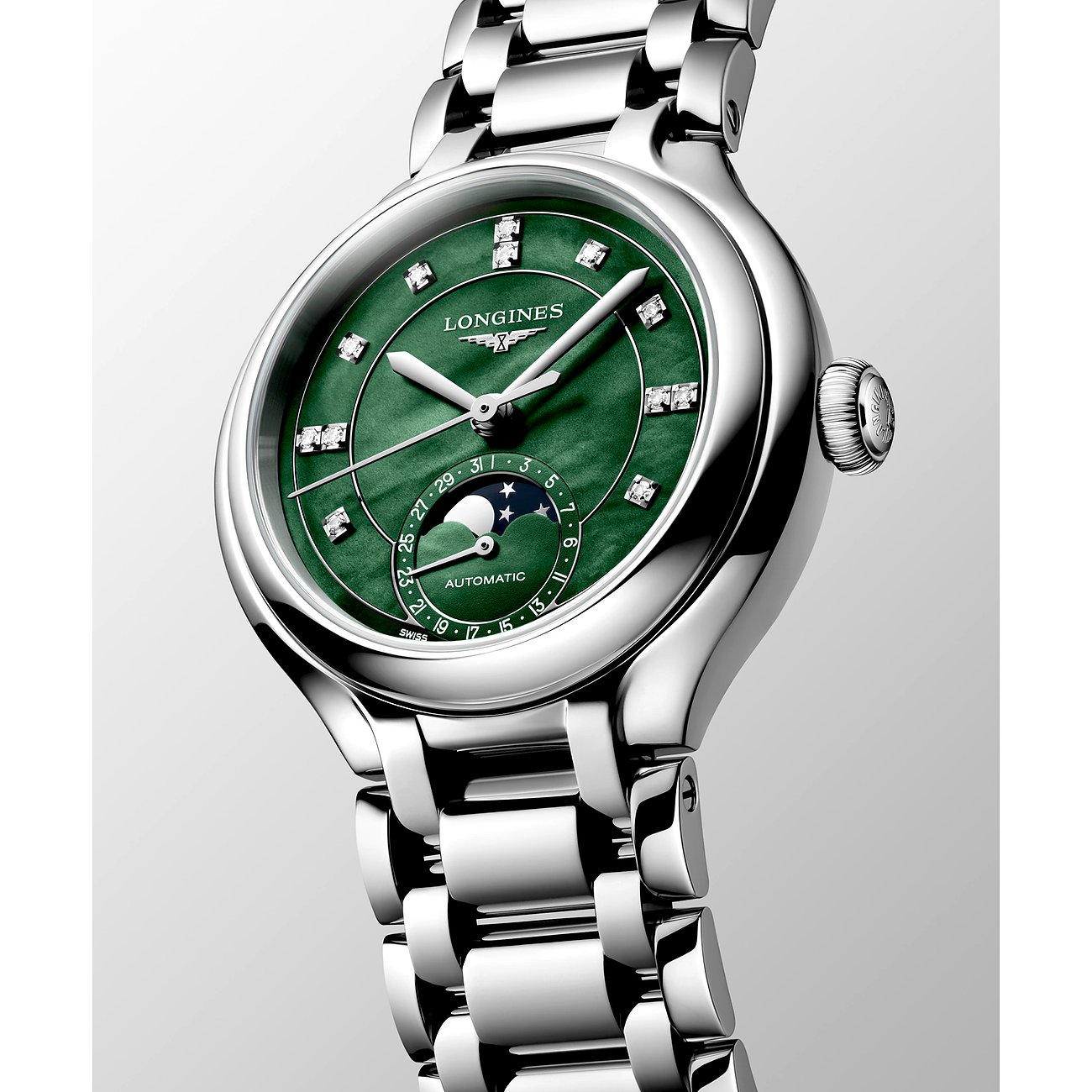 Longines Damenuhr aus Edelstahl mit Diamanten und grünem Zifferblatt schr r r egt gef r r egt von der Seite.