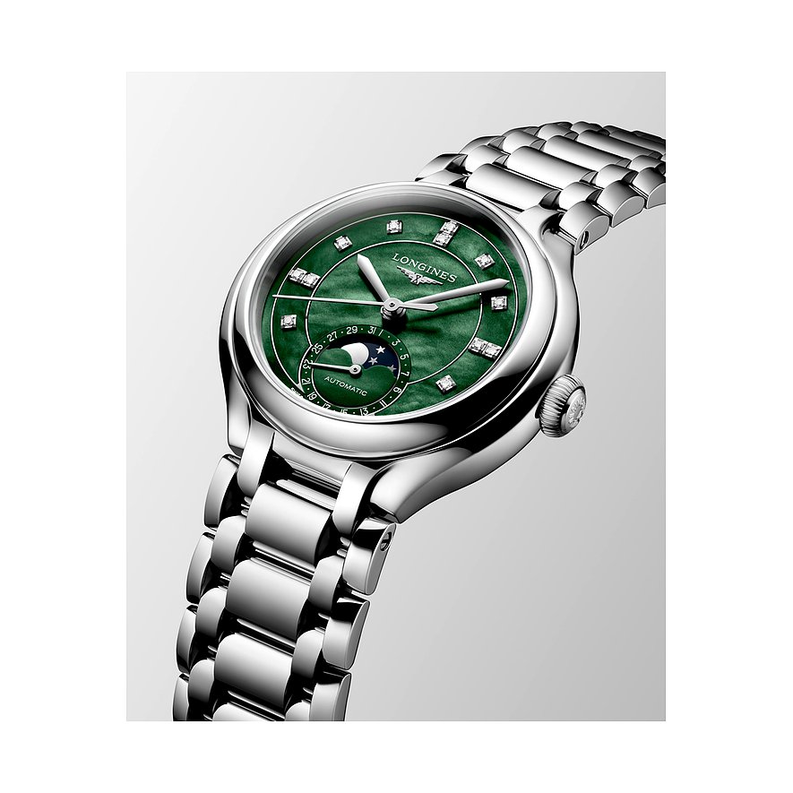 Nahaufnahme der Longines Damenuhr aus Edelstahl mit Diamanten und grünem Zifferblatt mit Mondphase.