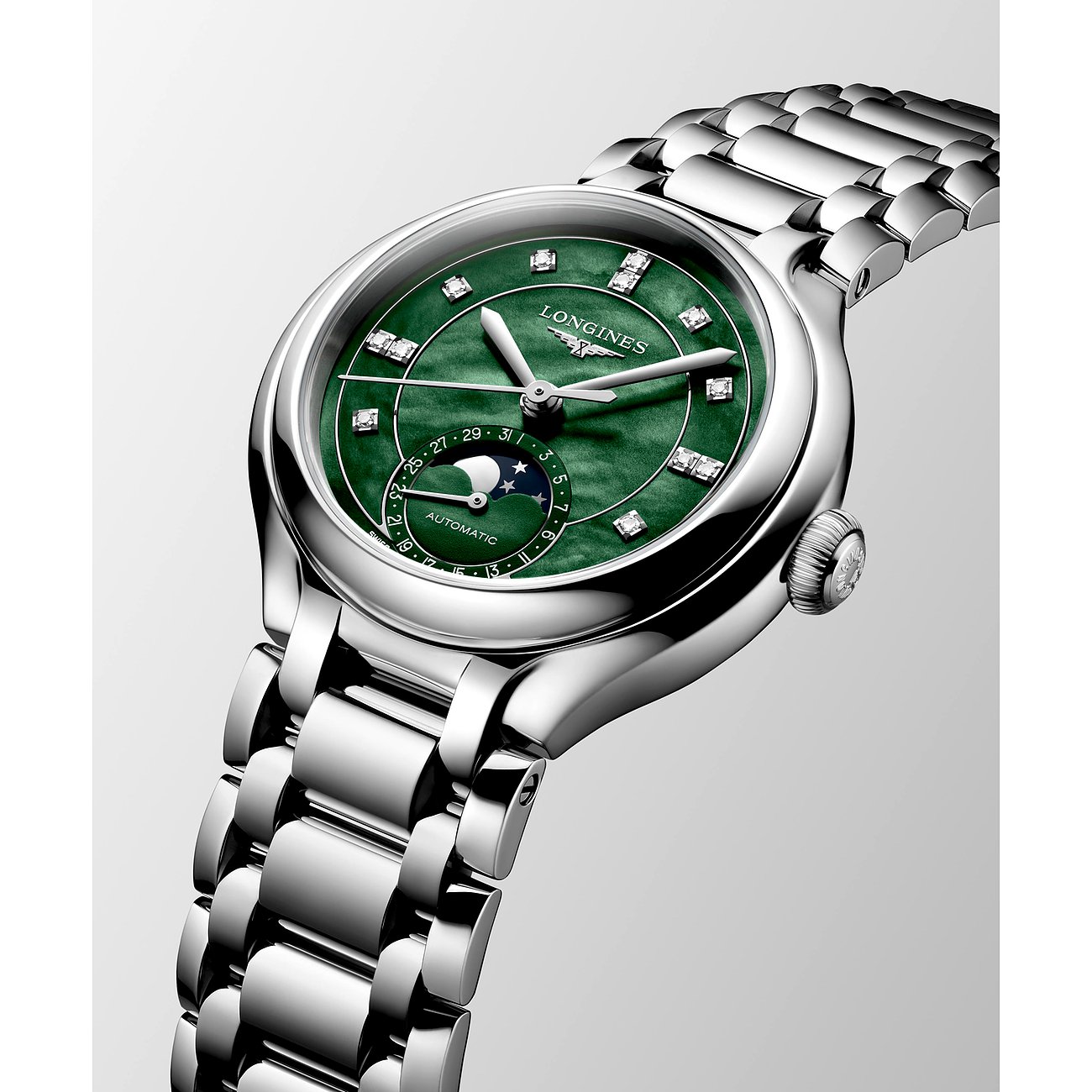 Nahaufnahme der Longines Damenuhr aus Edelstahl mit Diamanten und grünem Zifferblatt mit Mondphase.