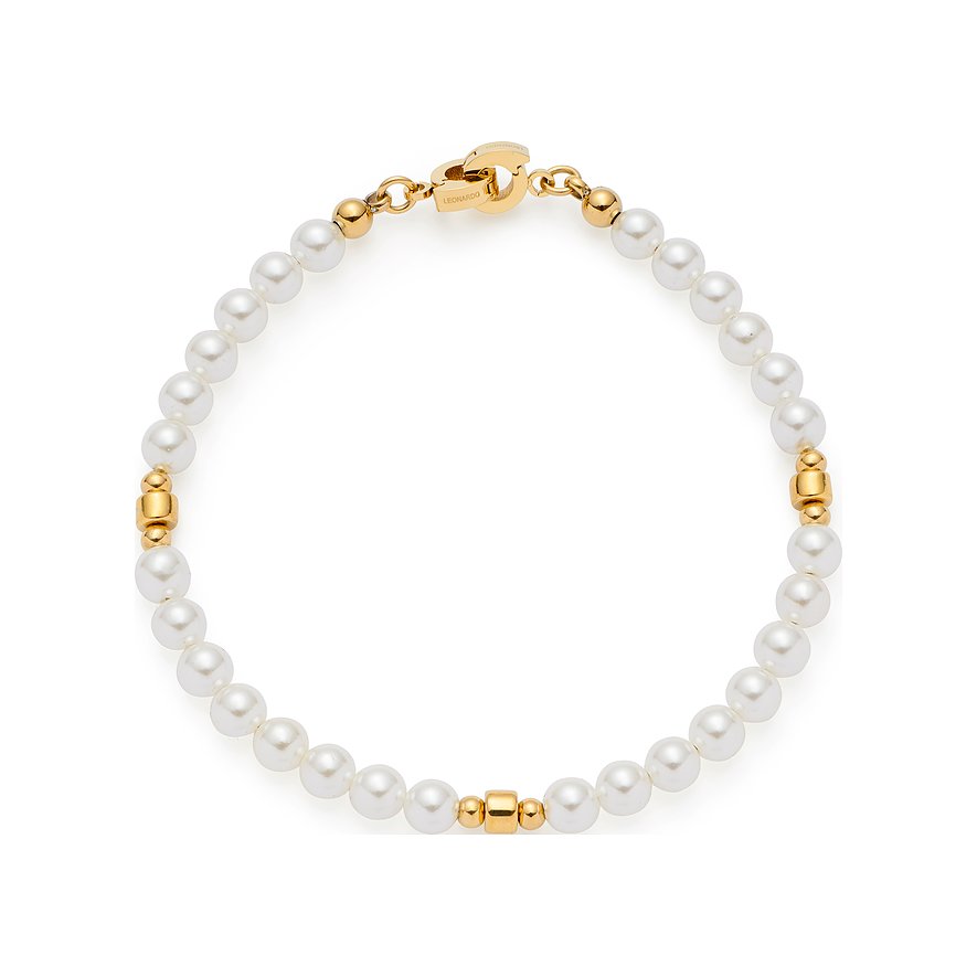 Een Leonardo armband van gepolijst roestvrij staal met witte parels, afgewisseld met gouden elementen en sluiting.