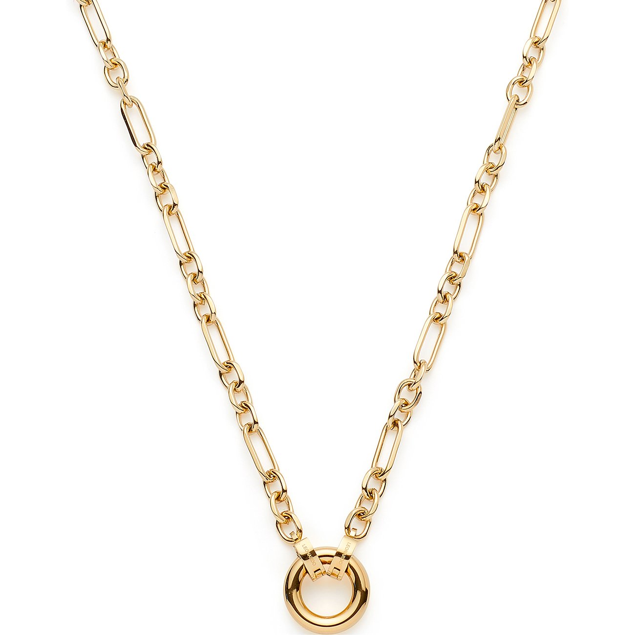 Glänsande, guldfärgat Leonardo halsband i rostfritt stål med omväxlande långa/korta länkar som möts i ett runt hänge.