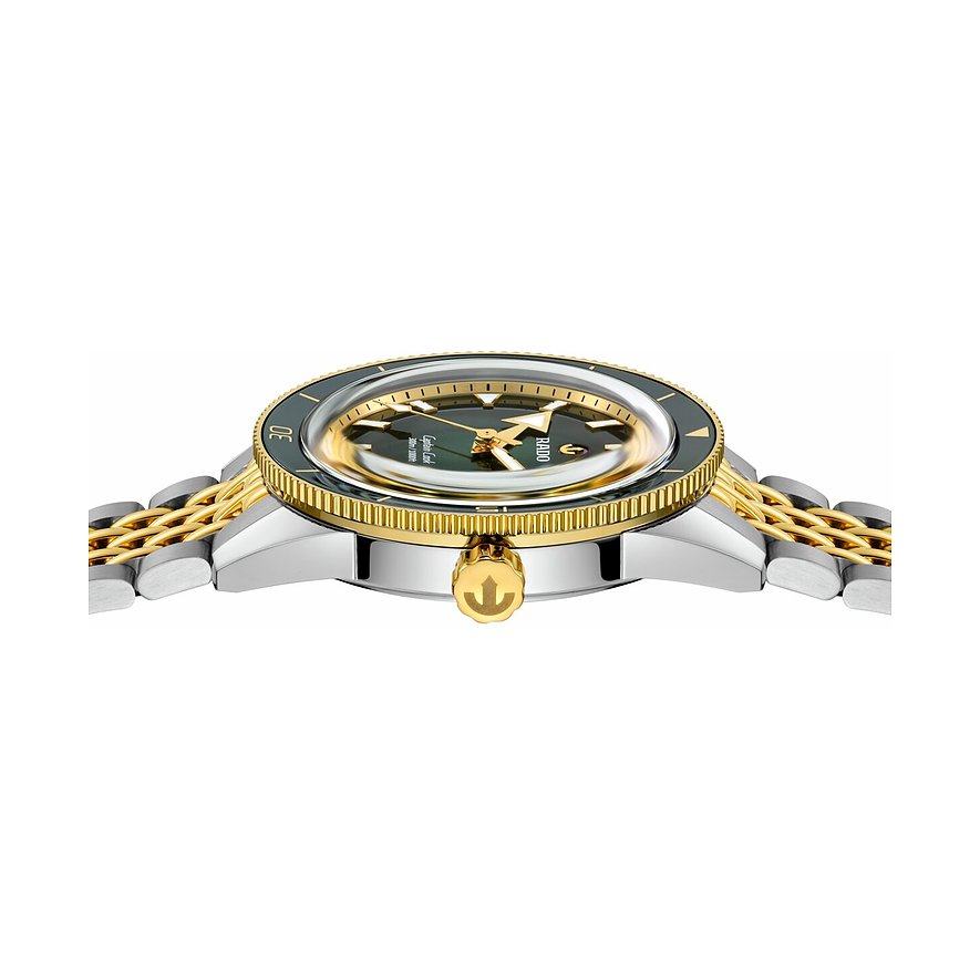 Seitenansicht einer Rado Herrenuhr aus Edelstahl mit goldenem Zifferblatt und grüner Lünette.