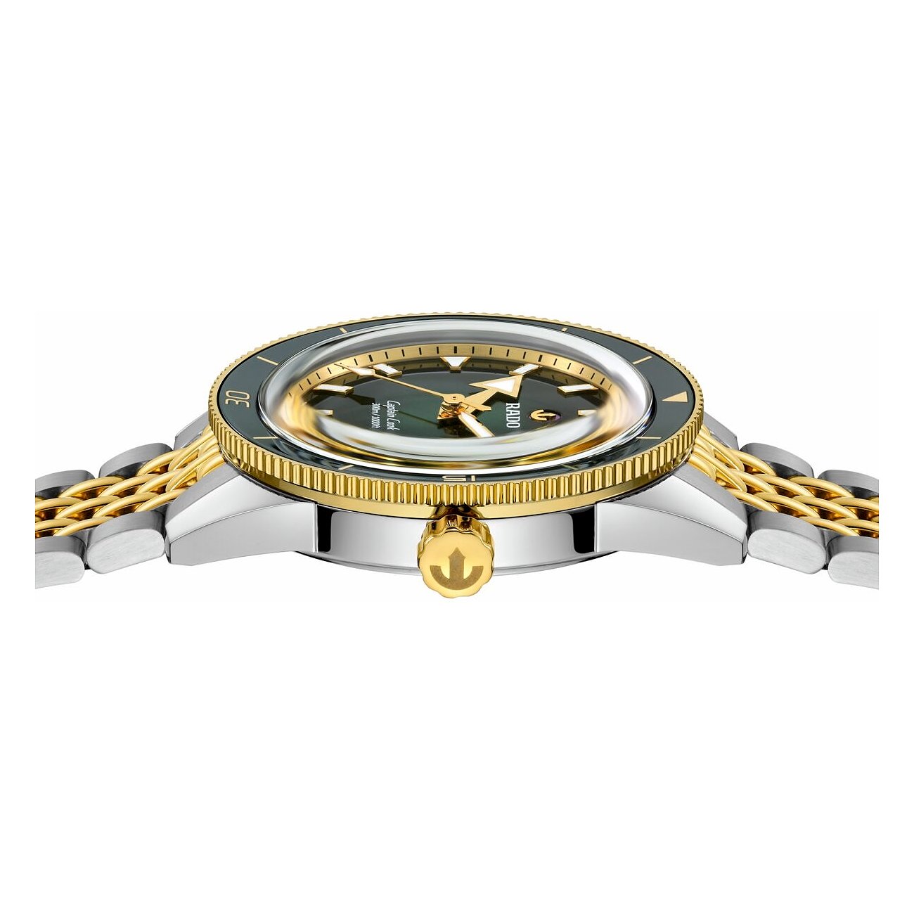 Seitenansicht einer Rado Herrenuhr aus Edelstahl mit goldenem Zifferblatt und grüner Lünette.