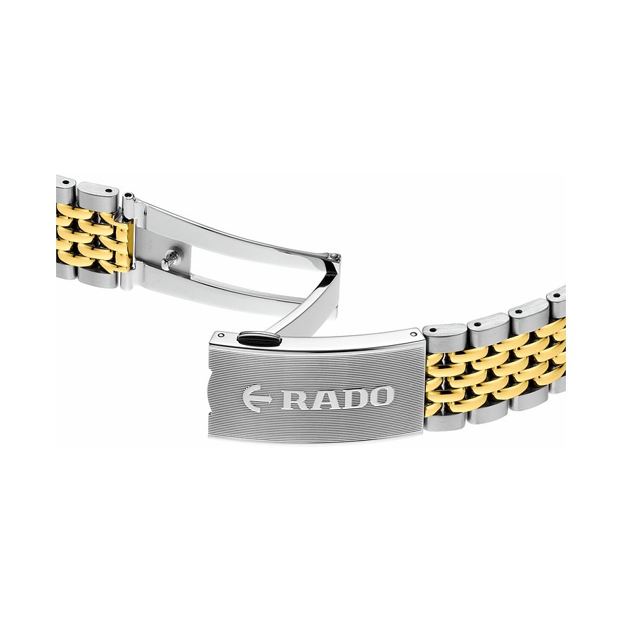 Nahaufnahme des Verschlusses einer Rado Herrenuhr aus goldfarbenem und silberfarbenem Edelstahl.