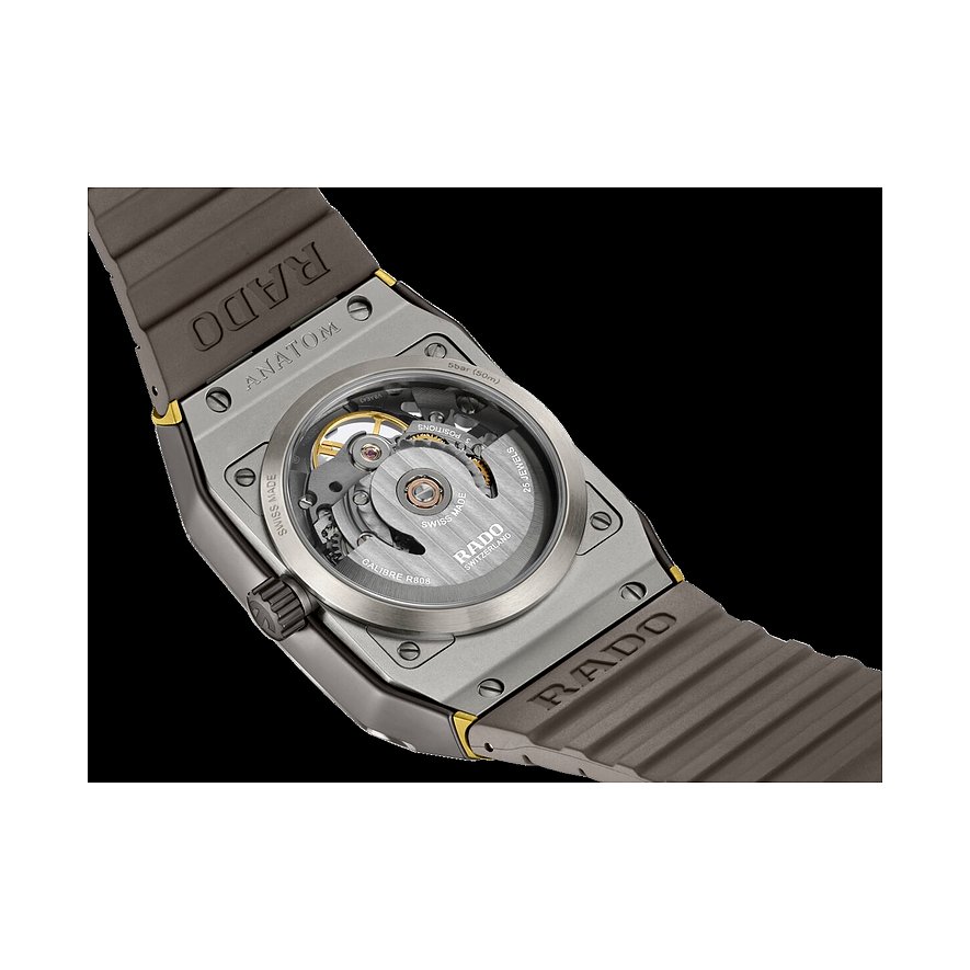 Rado Herrenuhr aus Keramik: Rückansicht des grauen Gehäuses mit transparentem Boden, der das Uhrwerk zeigt, dazu ein Armband mit Rado-Logo.