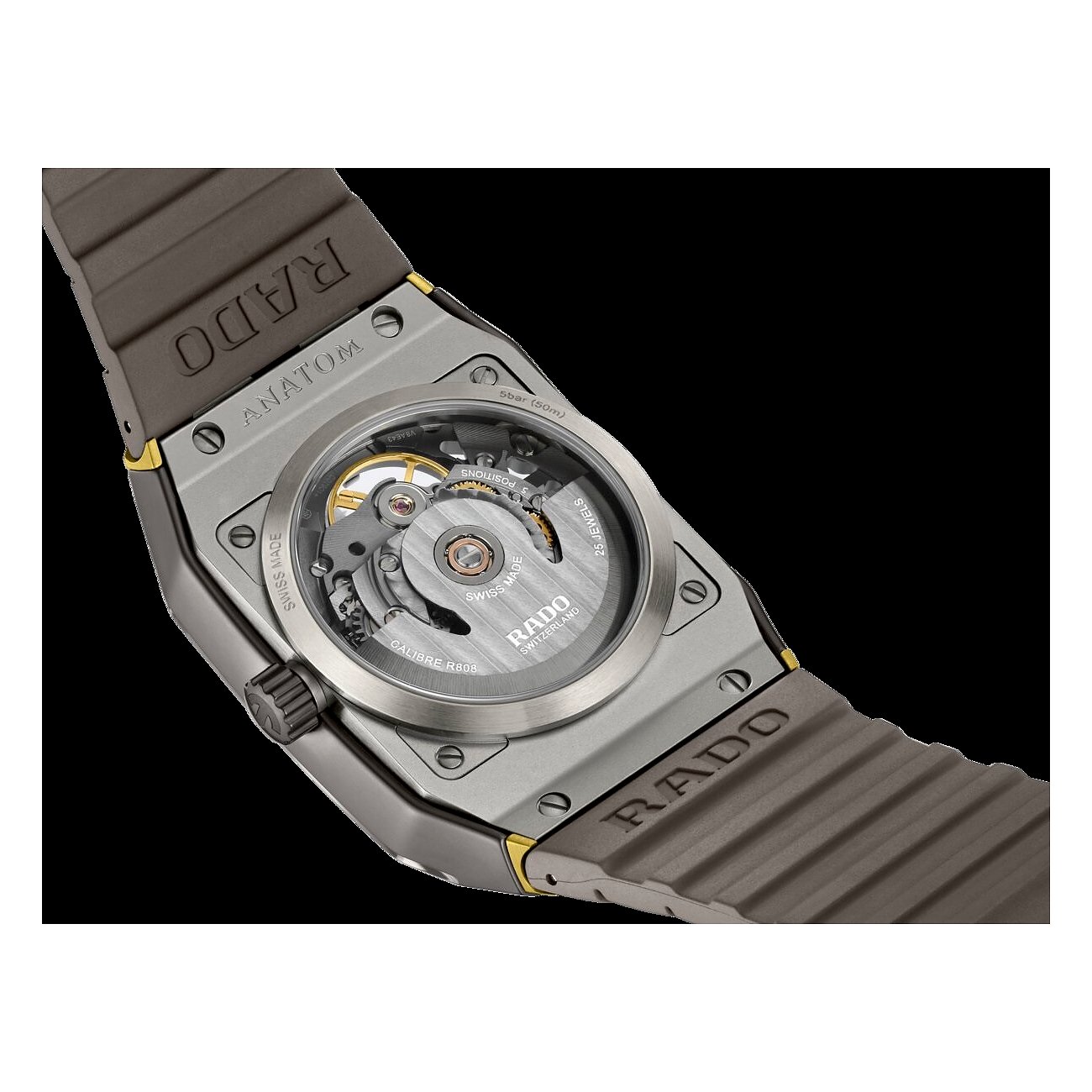 Rado Herrenuhr aus Keramik: Rückansicht des grauen Gehäuses mit transparentem Boden, der das Uhrwerk zeigt, dazu ein Armband mit Rado-Logo.
