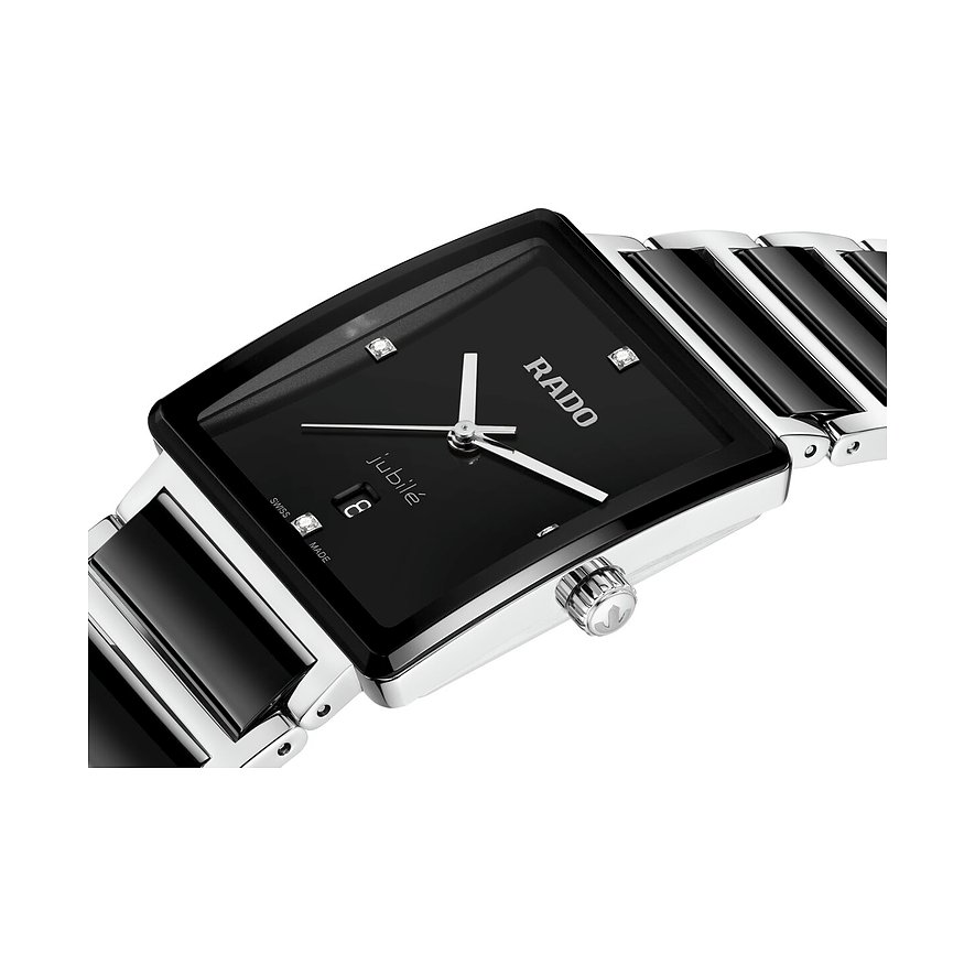 Nahaufnahme einer eckigen, schwarzen Rado Unisexuhr aus Edelstahl mit Diamanten auf dem Zifferblatt und einem Armband.