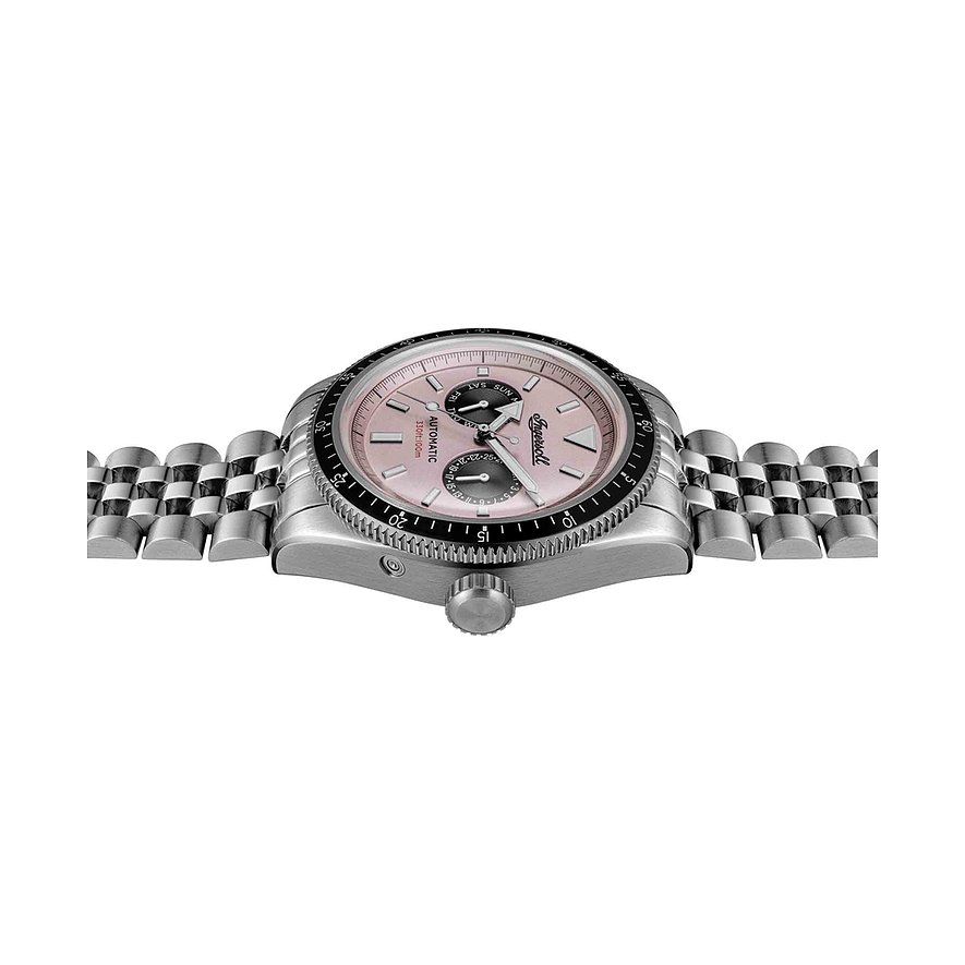 Nahaufnahme einer Ingersoll Damenuhr aus Edelstahl mit rosafarbenem Zifferblatt und silbernem Armband.