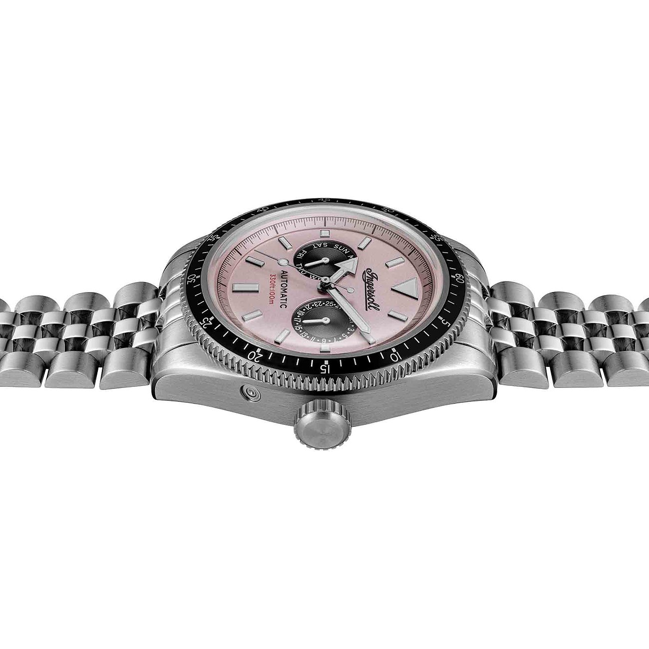 Nahaufnahme einer Ingersoll Damenuhr aus Edelstahl mit rosafarbenem Zifferblatt und silbernem Armband.