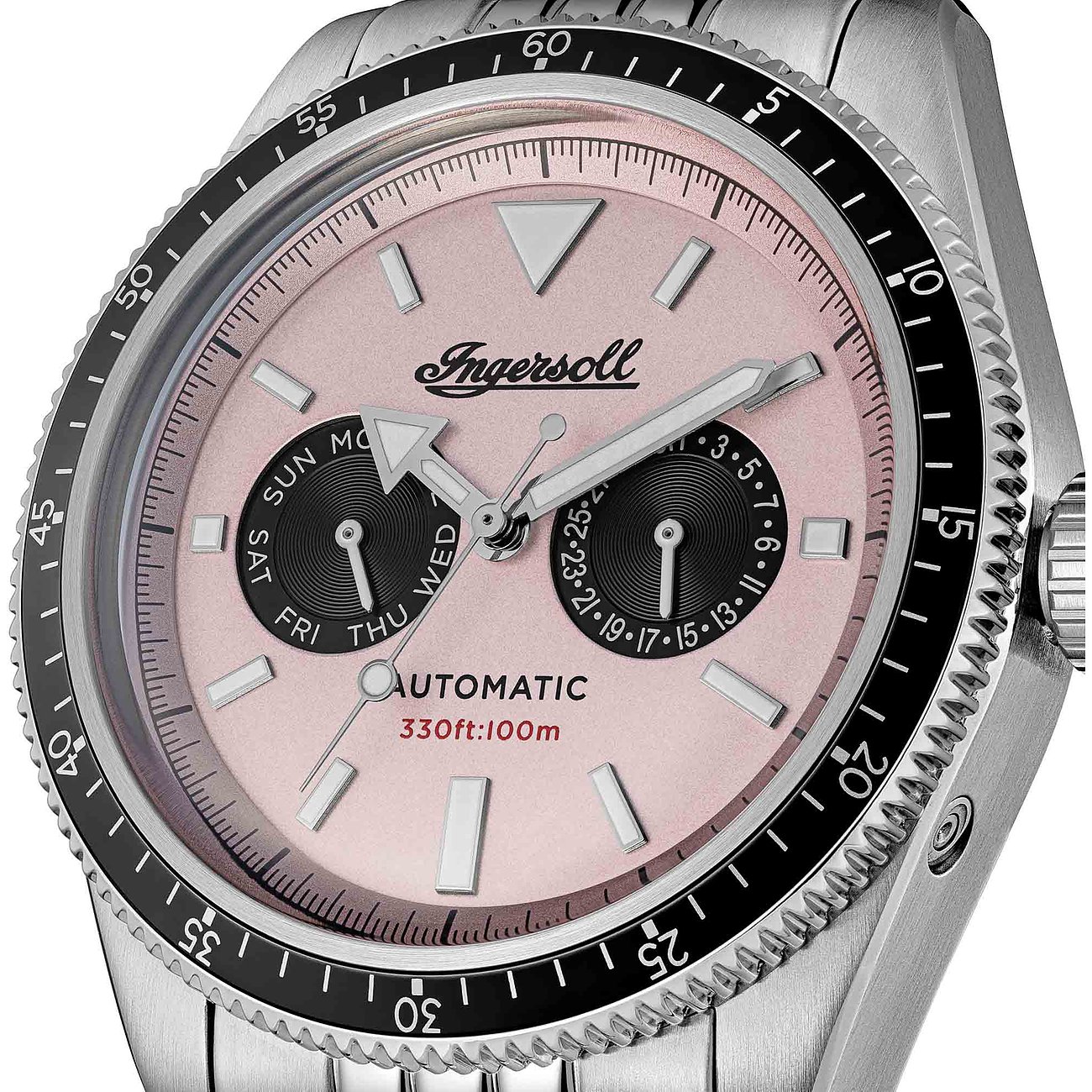 Nahaufnahme der rosafarbenen Ingersoll Damenuhr aus Edelstahl mit Datums- und Wochentagsanzeige.