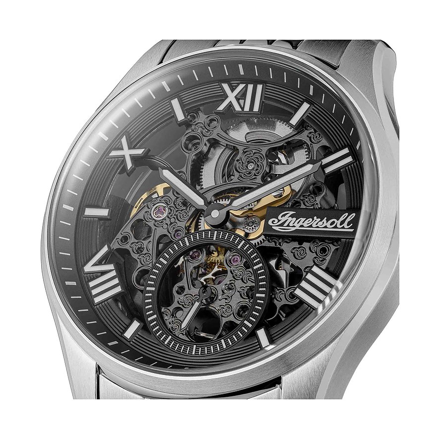 Nahaufnahme einer Ingersoll Herrenuhr aus Edelstahl mit Skelettzifferblatt und sichtbarem Uhrwerk.