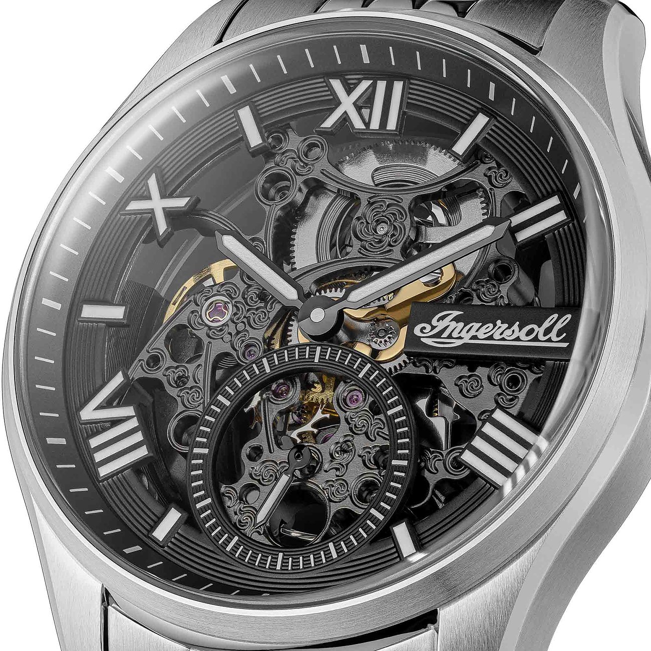 Nahaufnahme einer Ingersoll Herrenuhr aus Edelstahl mit Skelettzifferblatt und sichtbarem Uhrwerk.