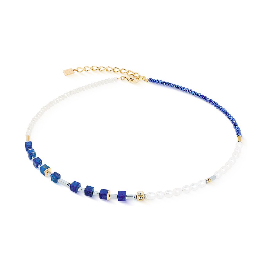 Coeur de Lion Halskette aus Edelstahl mit blauen und weißen Perlen, weißen Schmucksteinen und Würfelelementen.