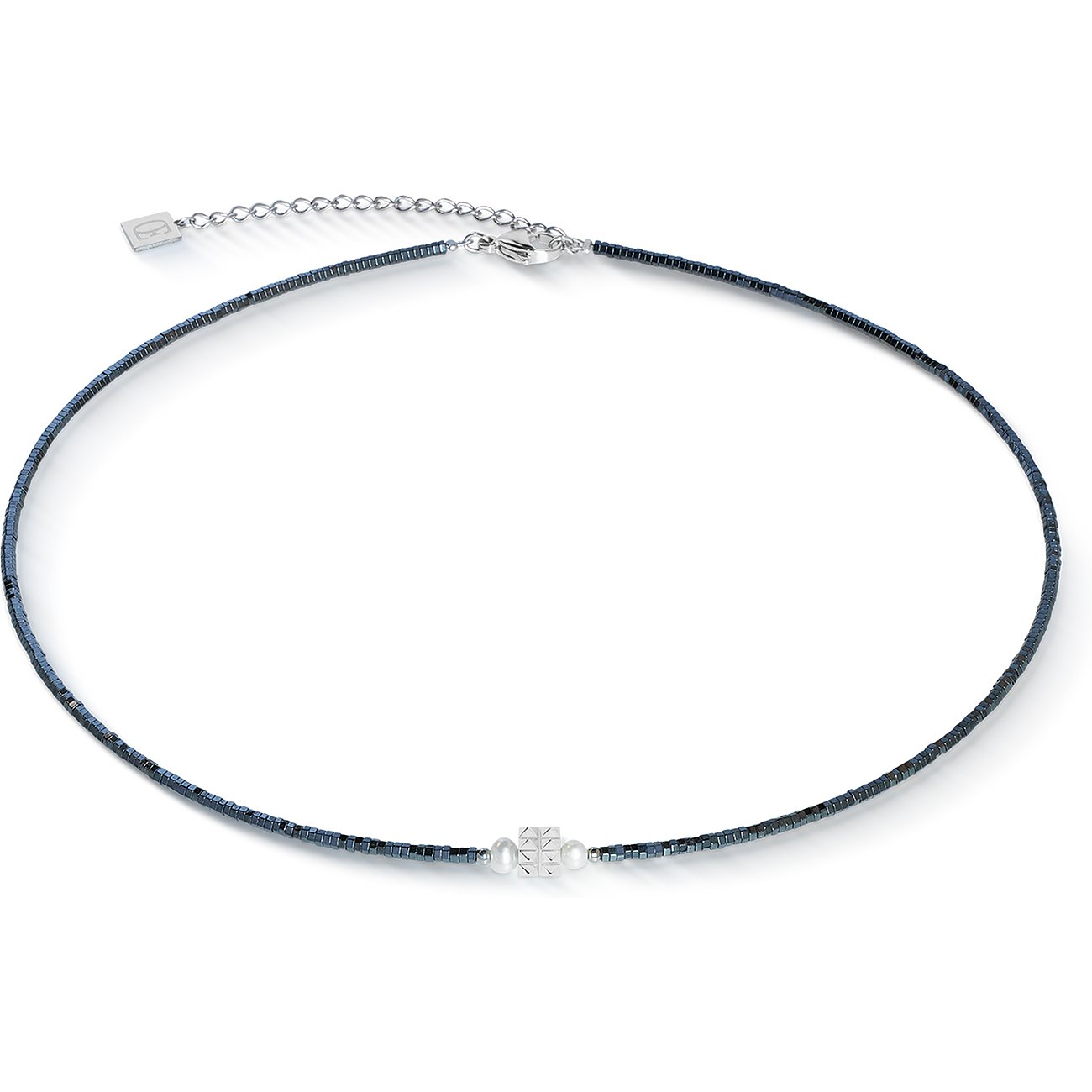 Coeur de Lion Halskette aus Edelstahl mit dunklen Perlen und einem charmanten, silberfarbenen Kleeblatt-Anhänger.