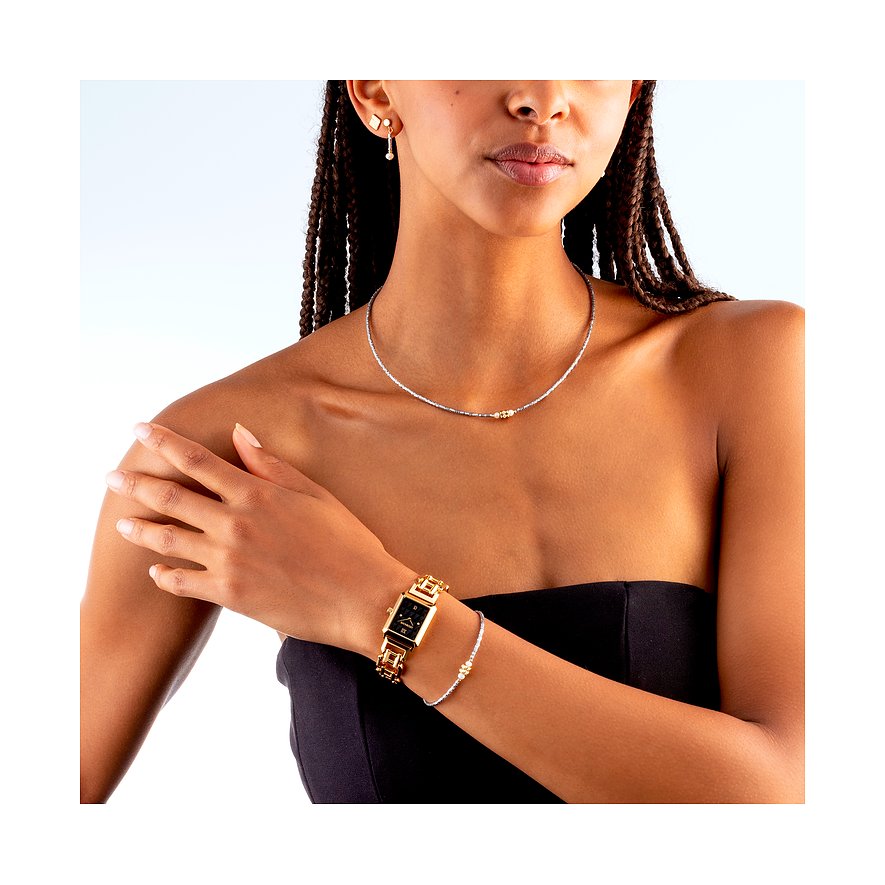 Nahaufnahme einer Frau, die ein Coeur de Lion Collier aus Edelstahl mit Perlen und dazu passende Ohrringe tr je nach Modell