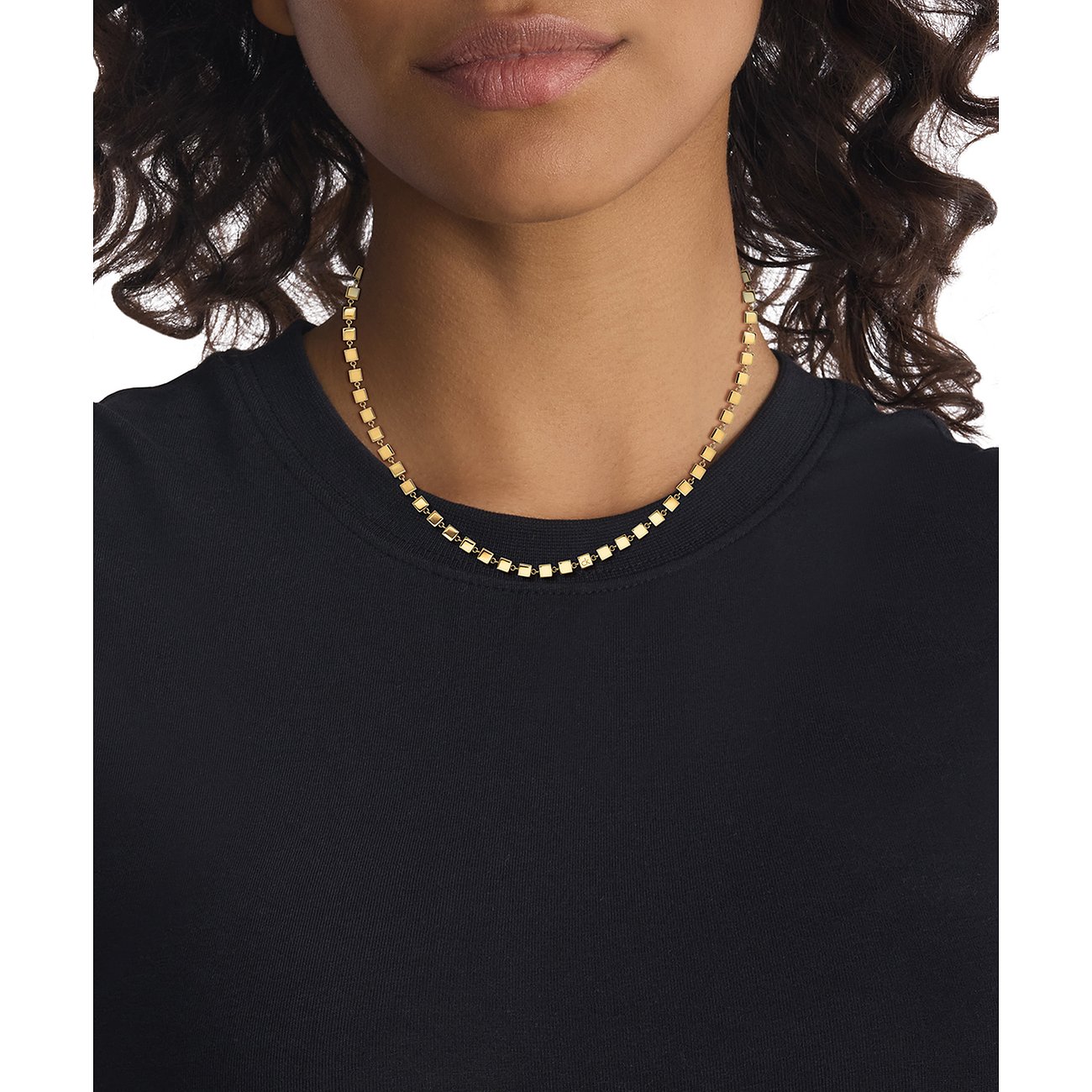 Calvin Klein halsketting, goudkleurig roestvrij staal, een korte schakelketting die op de borst van de draagster rust.