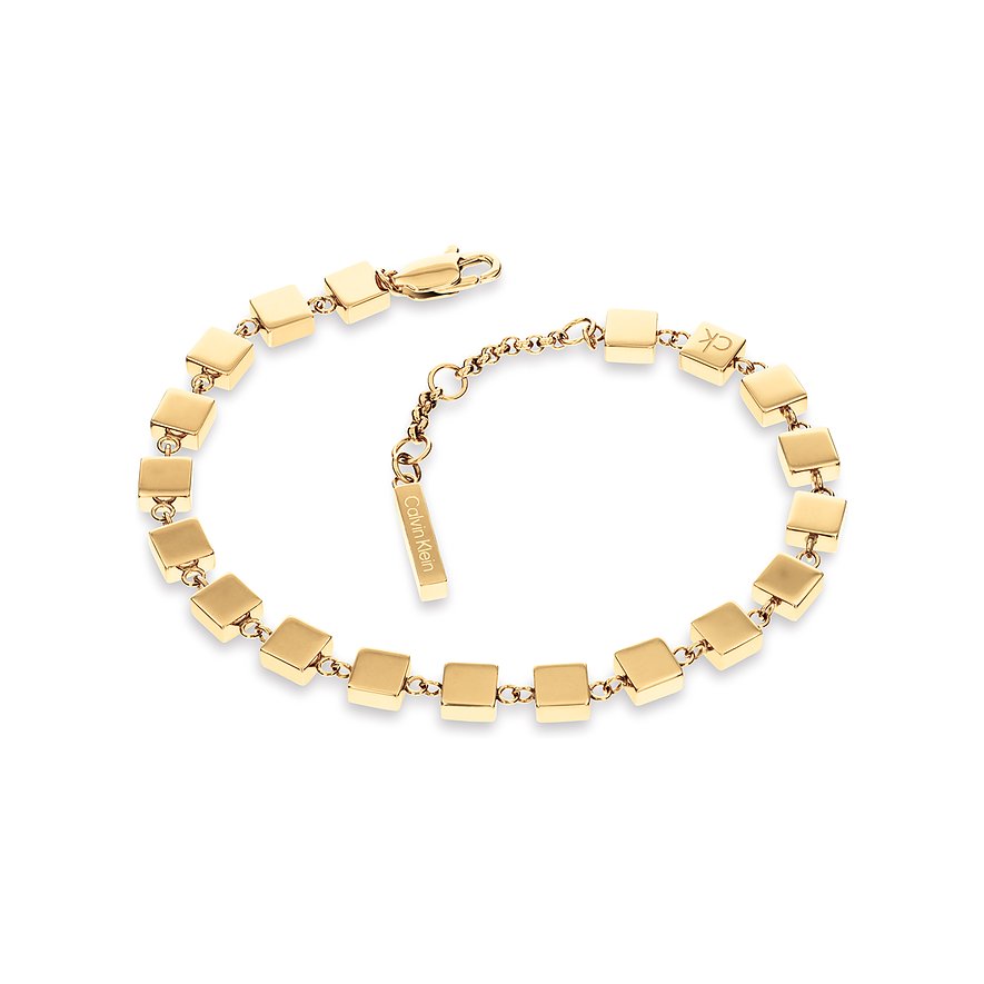 Calvin Klein armband van goudkleurig roestvrij staal met hoekige schakels en logo hanger.