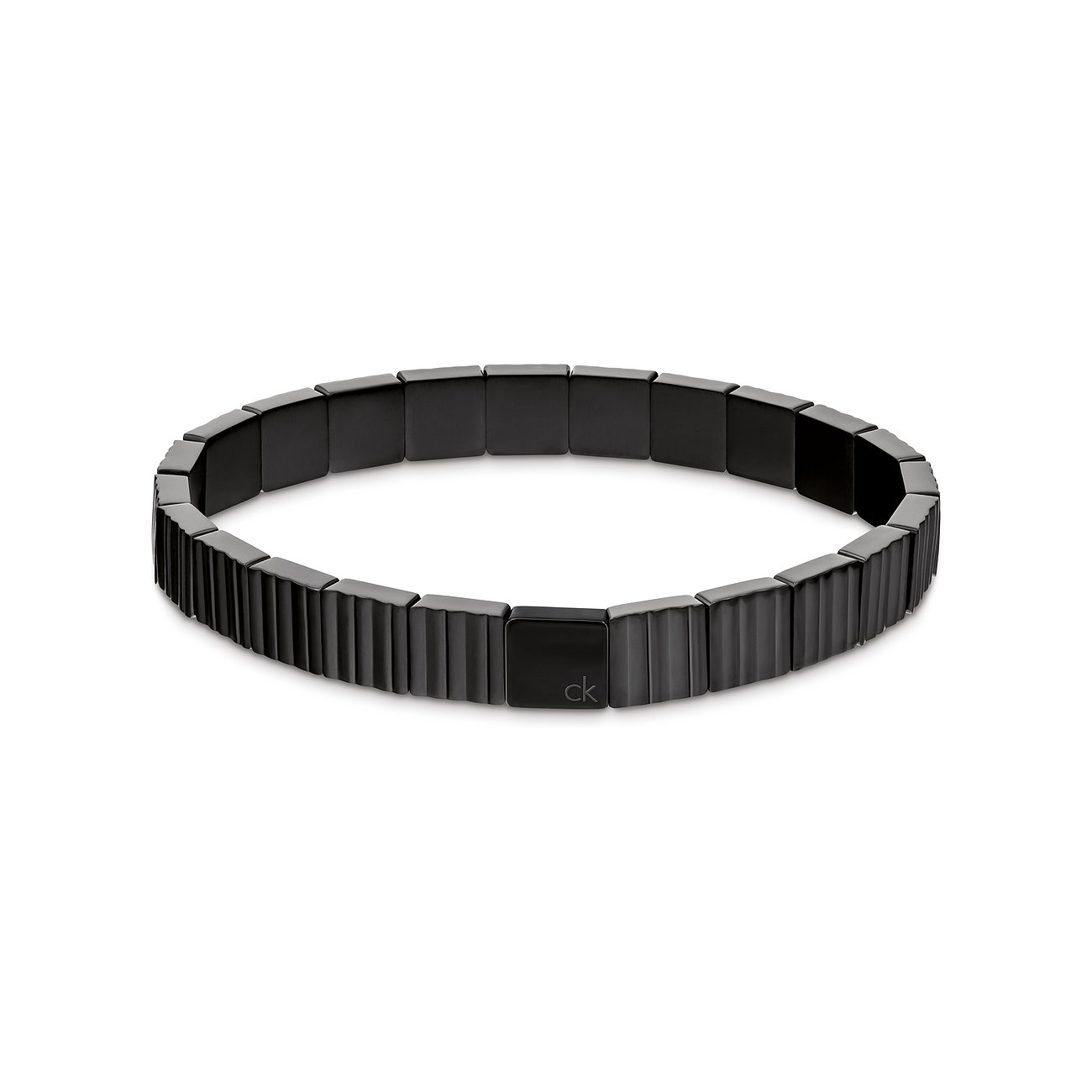 Ein schwarzes Calvin Klein Armband aus Edelstahl, bestehend aus abwechselnd glatten und geriffelten Gliedern.