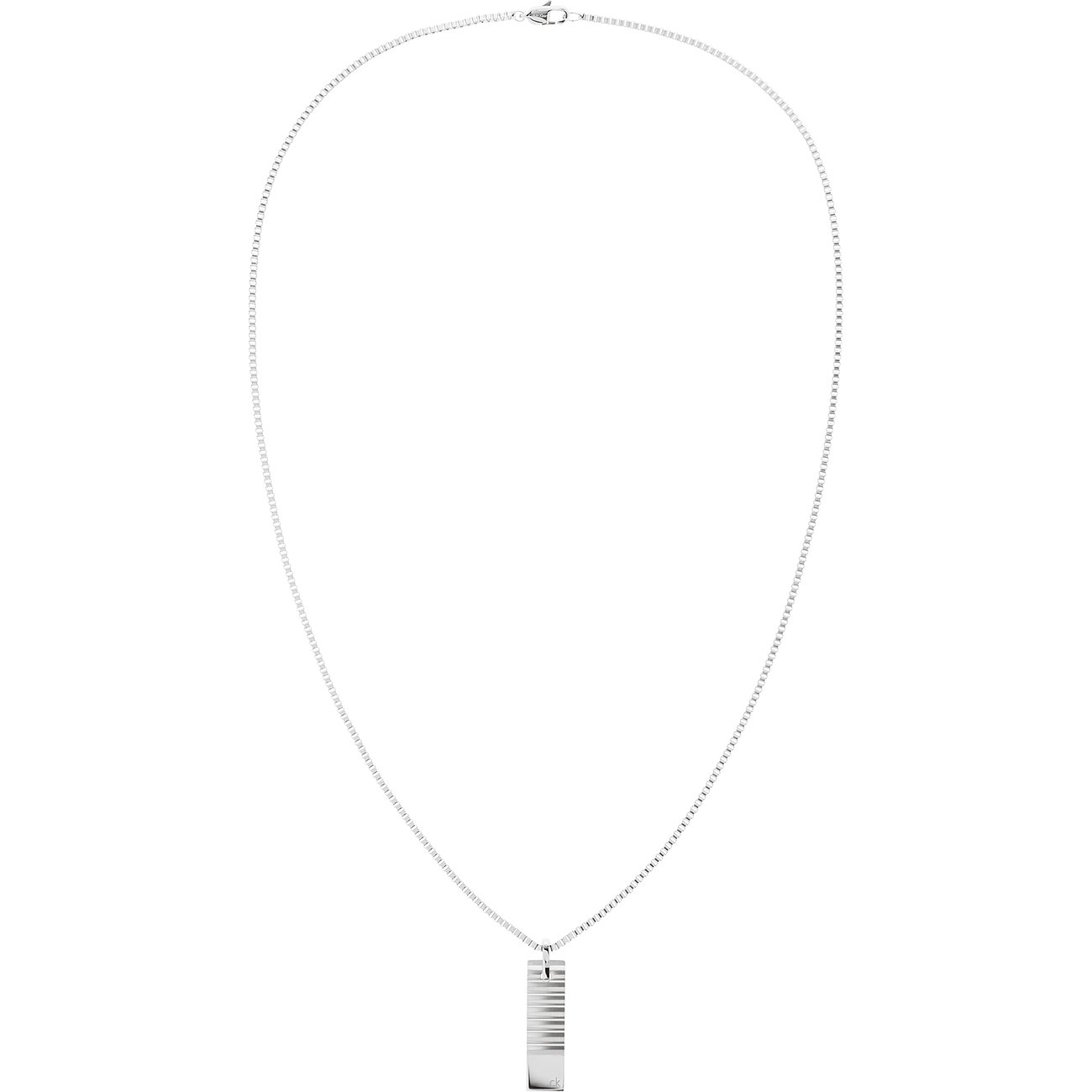 Calvin Klein roestvrijstalen halsketting met een gegraveerde rechthoekige hanger aan een fijne ketting.