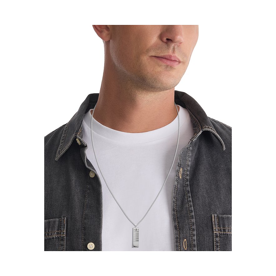 Man draagt een Calvin Klein roestvrijstalen ketting met een rechthoekige hanger met een pianotoetsenbordpatroon.