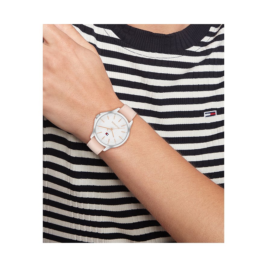 Tommy Hilfiger Damenuhr aus Edelstahl mit hellem Zifferblatt und rosafarbenem Glattlederarmband am Handgelenk.