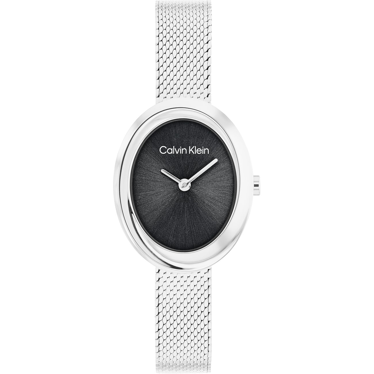 Close-up van een Calvin Klein dameshorloge van roestvrij staal met ovale, zilverkleurige kast en zwarte wijzerplaat.