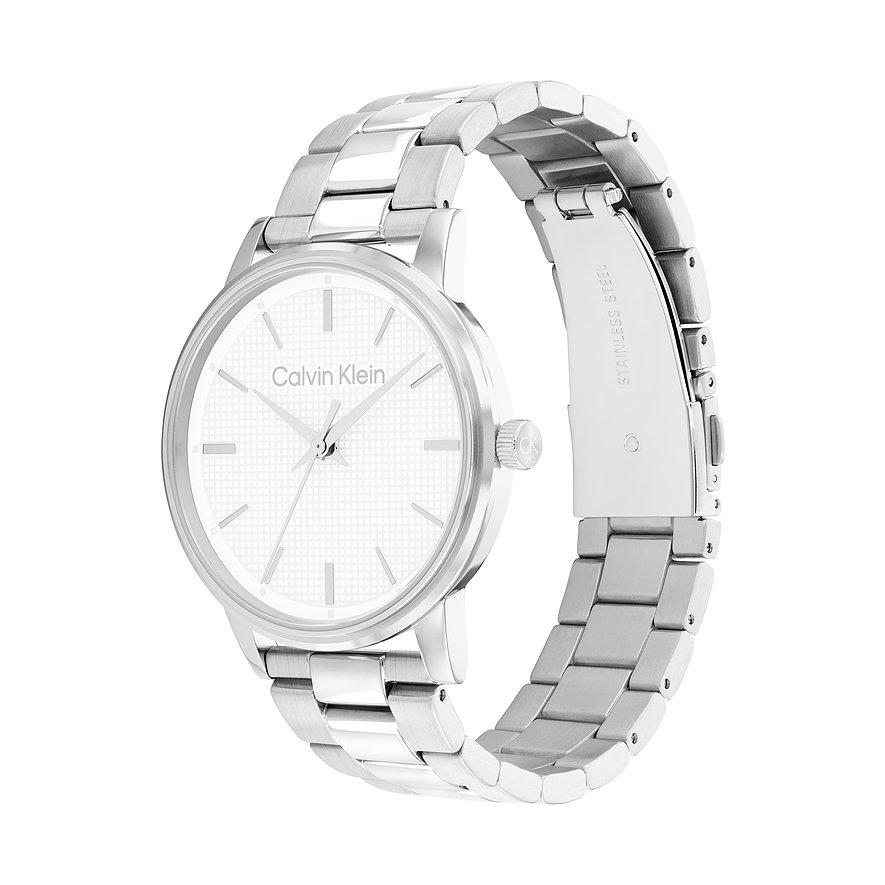 Close-up: Calvin Klein herenhorloge, RVS, lichte, bewerkte wijzerplaat en zilverkleurige band.