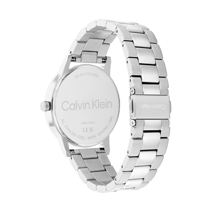 Achterkant van zilverkleurig roestvrijstalen Calvin Klein herenhorloge, met gegraveerd logo en technische details.