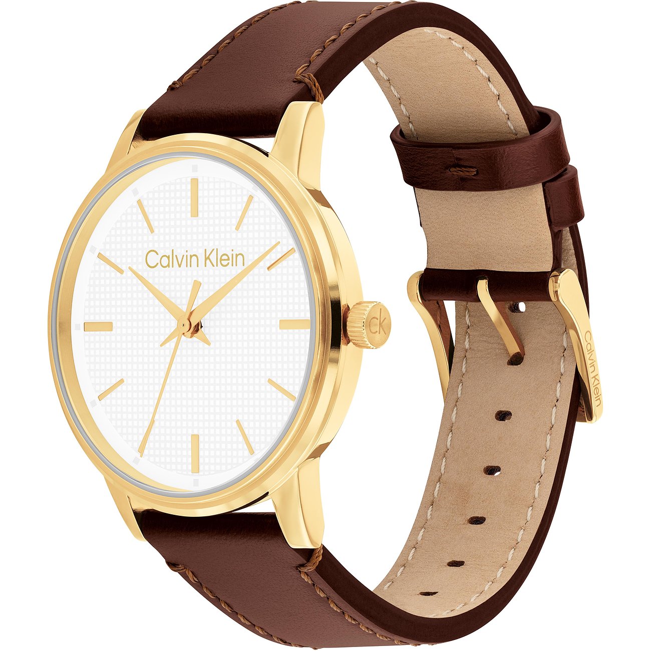 Calvin Klein herenhorloge van goudkleurig roestvrij staal met witte wijzerplaat en bruine leren band, schuin van bovenaf.