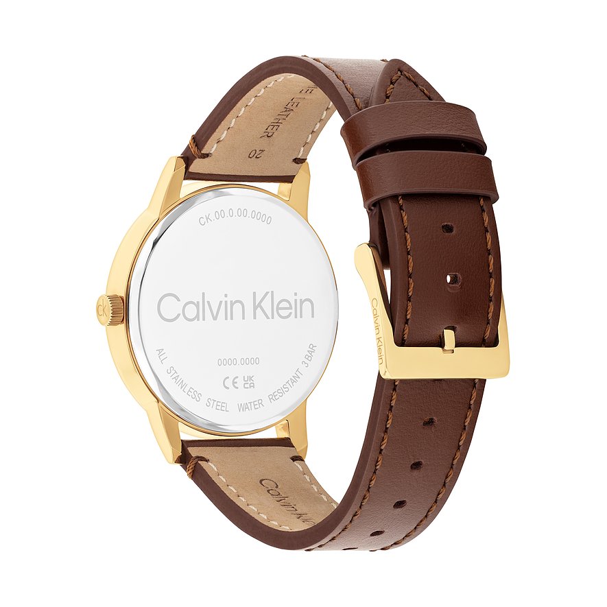 Achterkant van gouden roestvrijstalen Calvin Klein herenhorloge, met gegraveerd logo en bruine leren band.