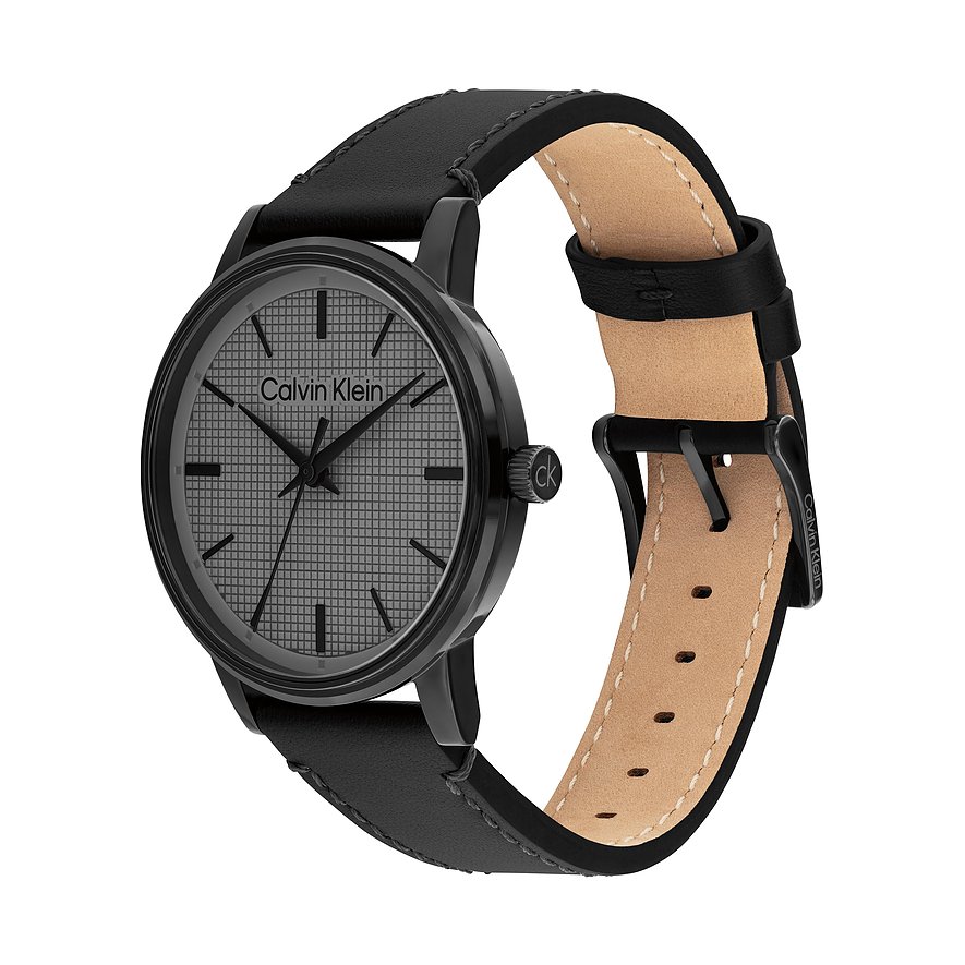 Close-up van een Calvin Klein herenhorloge in zwart edelstaal met lederen band, schuin van voren.