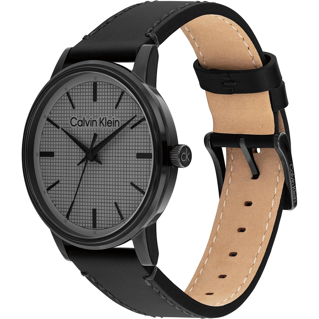 Close-up van een Calvin Klein herenhorloge in zwart edelstaal met lederen band, schuin van voren.