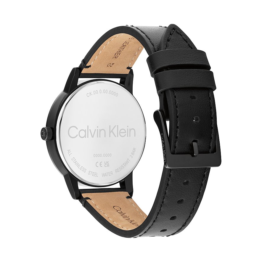 Achteraanzicht van een zwart Calvin Klein herenhorloge (RVS) met kalfslederen band, logo op achterkant en gesp.