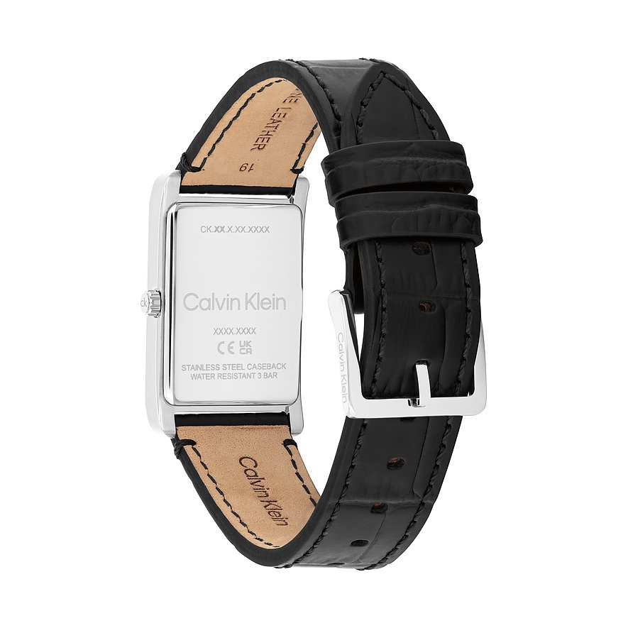 Achteraanzicht Calvin Klein herenhorloge: rvs, rechthoekige kast, zwarte generfde lederen band.