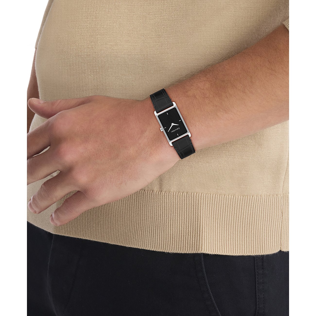 Rechthoekig Calvin Klein herenhorloge van roestvrij staal, met een zwarte wijzerplaat en zwarte band.