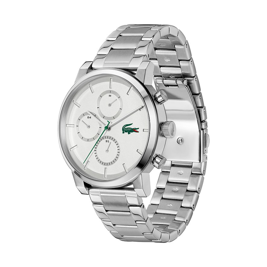 Eine silberne Lacoste Herrenuhr aus Edelstahl, schräg von vorne gesehen, mit weißem Zifferblatt und grünem Akzent.