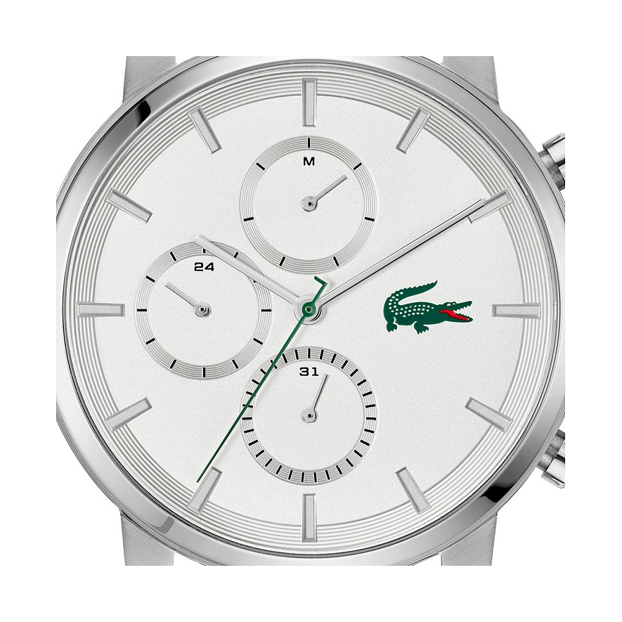 Nahaufnahme des Lacoste Herrenuhren-Zifferblatts aus Edelstahl, mit weißen Linien und dem Krokodil-Logo.