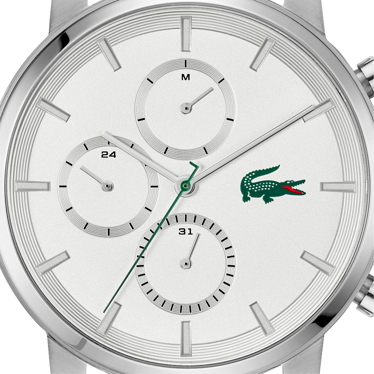 Nahaufnahme des Lacoste Herrenuhren-Zifferblatts aus Edelstahl, mit weißen Linien und dem Krokodil-Logo.