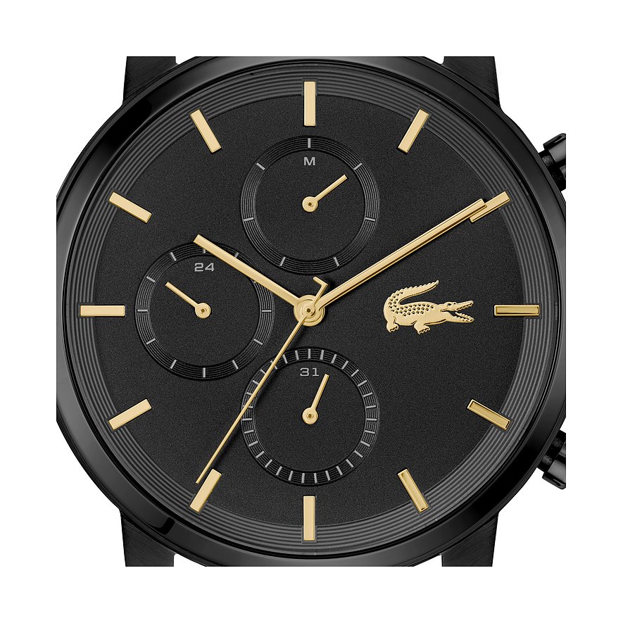 Nahaufnahme einer Lacoste Herrenuhr aus schwarzem Edelstahl mit schwarzem Zifferblatt und goldenen Akzenten.
