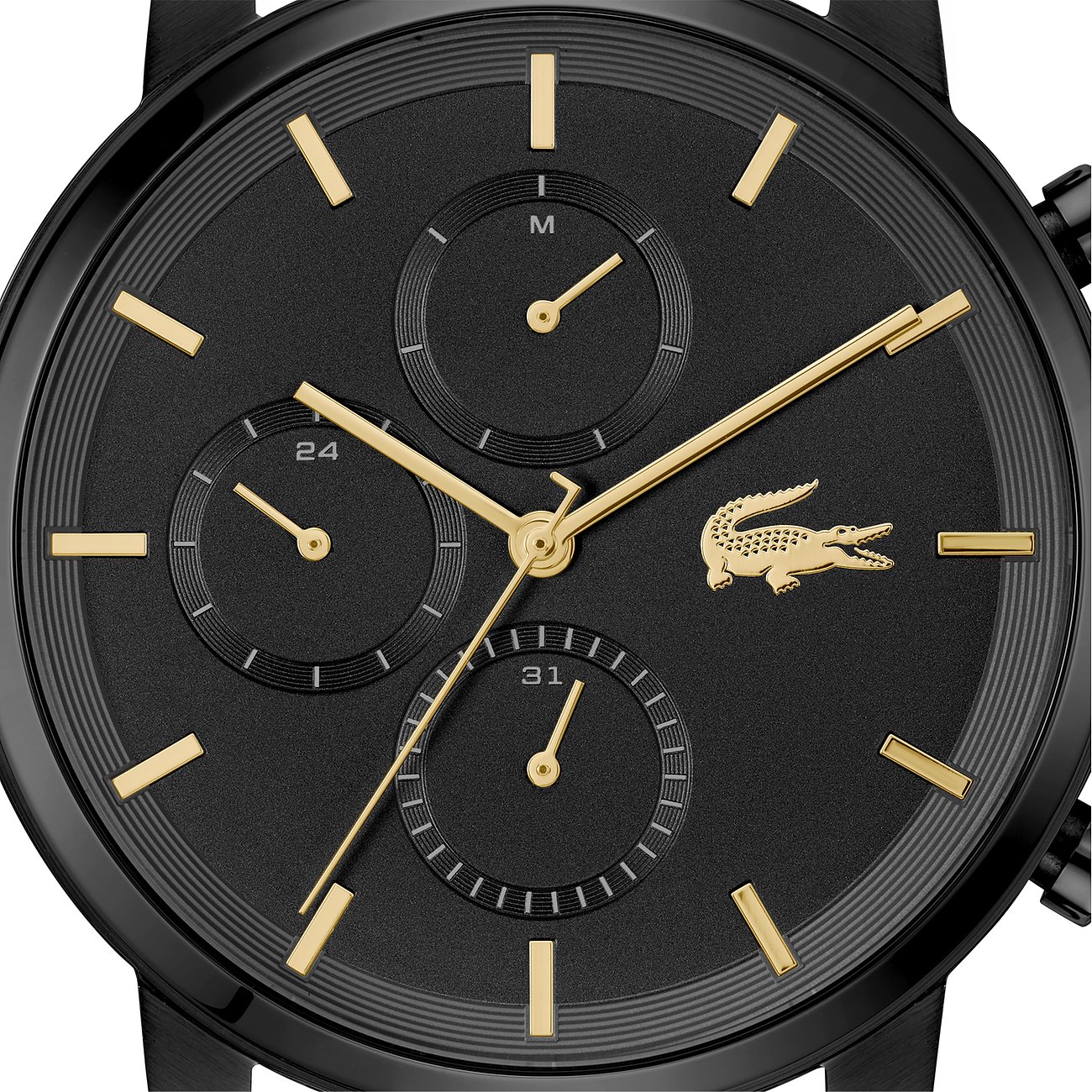 Nahaufnahme einer Lacoste Herrenuhr aus schwarzem Edelstahl mit schwarzem Zifferblatt und goldenen Akzenten.