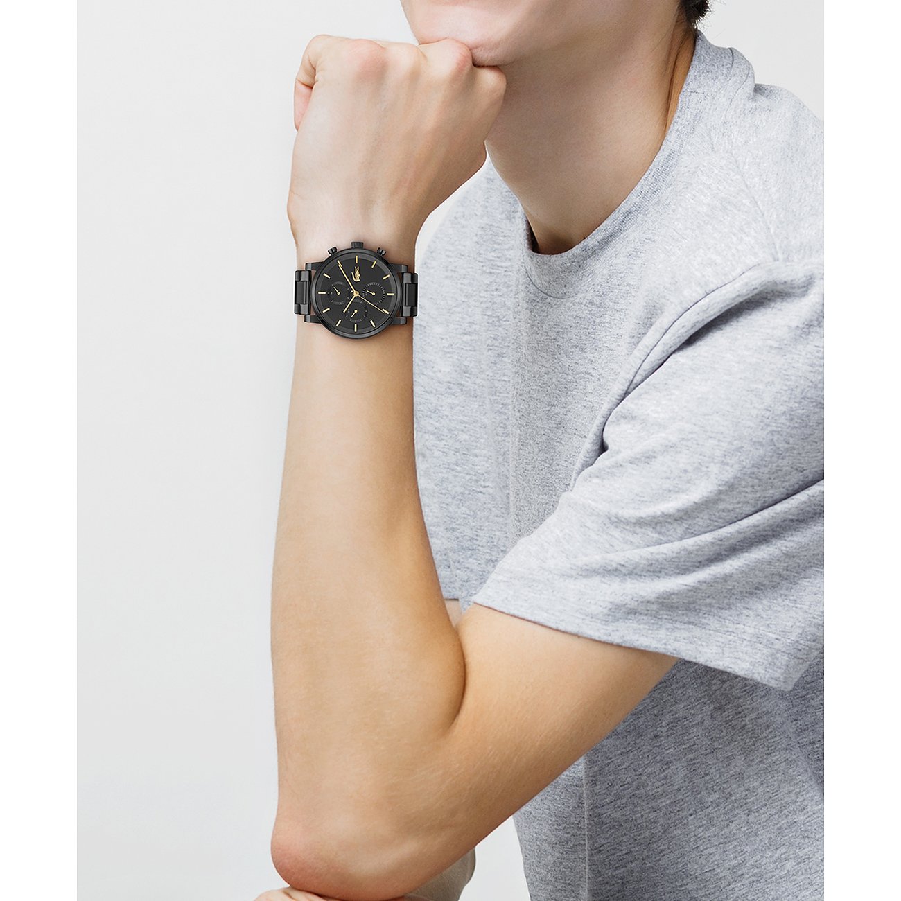 Am Handgelenk eines Mannes getragene schwarze Lacoste Herrenuhr aus Edelstahl mit Chronograph.